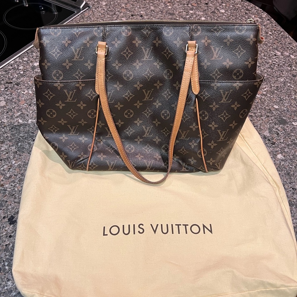 Beautiful Authentic Louis Vuitton, tote, bought at the Bellagio in Vegas.